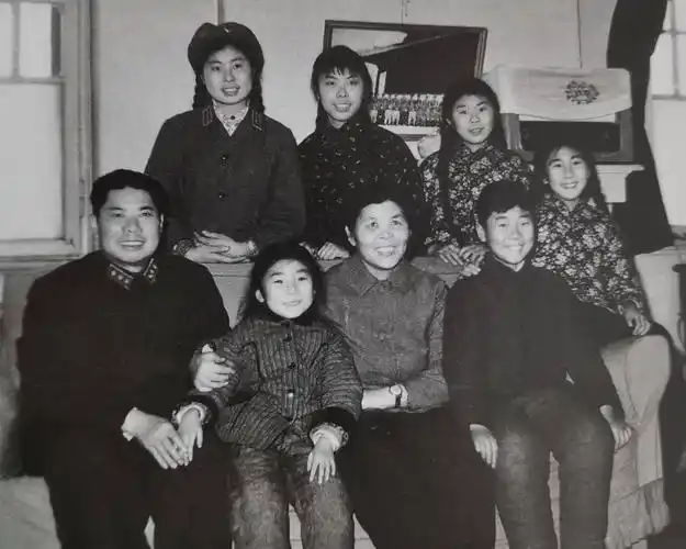 80年代,杨得志军装全家福,一家8口人全是军人,英姿飒爽!
