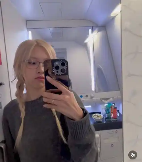 朴彩英最新自拍头发稀疏脱发严重,每2周漂染一次网友担心其患癌_头皮