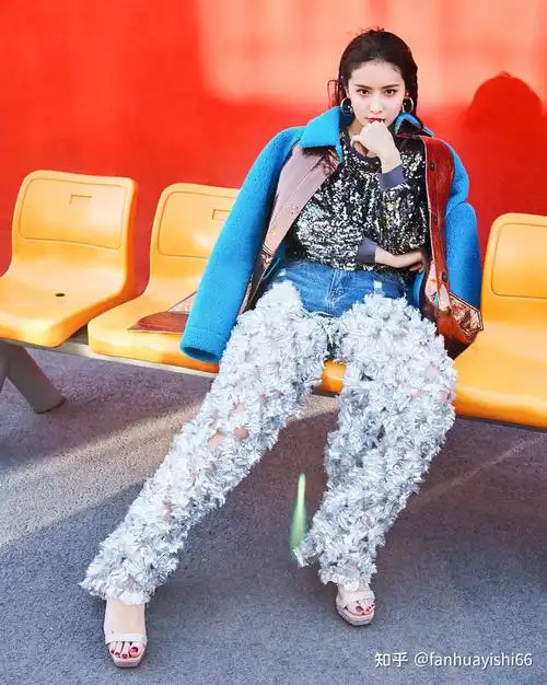 2014年,出演个人首部励志剧《旋风十一人》,从而正式进入演艺圈.