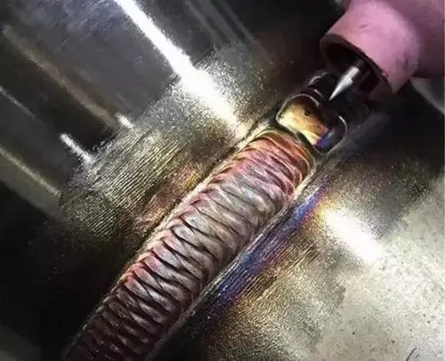 鱼鳞焊代表着焊工的最高水平一般的焊工师傅很难做到