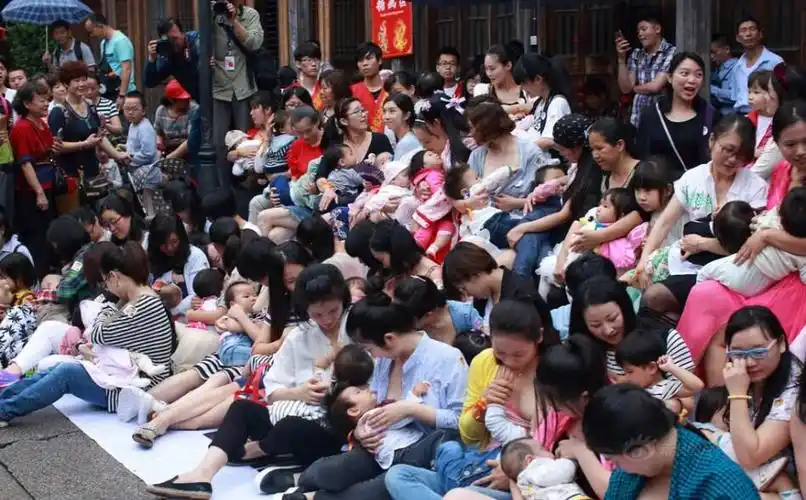 当天,近两百个家庭汇聚在福州沙滩公园,举行哺乳快闪活动,呼吁社会