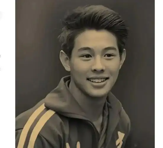 80年代当年李连杰还年轻时的照片身穿一套运动服显得格外青涩