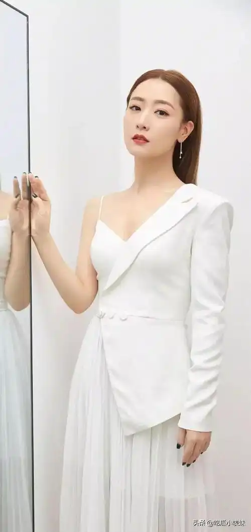 白冰时尚靓丽真的好迷人