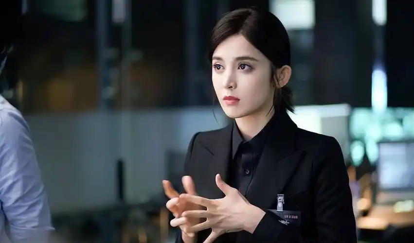 在演技上的缺陷,除了前两部作品,还有和陈伟霆一起合作的《风暴舞》