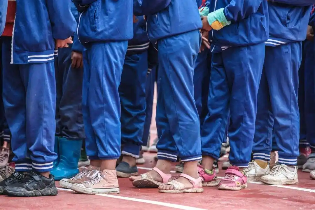 在这所云南澜沧偏远山区的希望小学,很长时间里,没有孩子穿着运动鞋上
