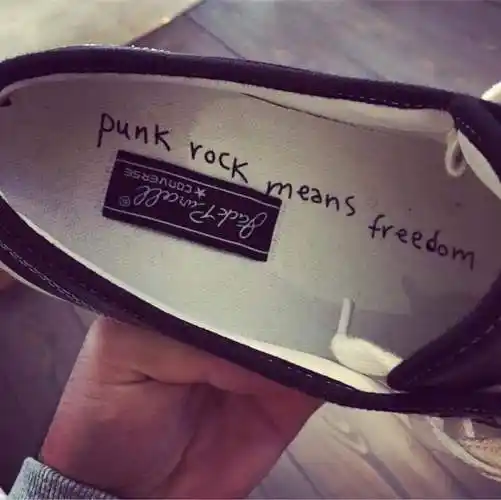 科特柯本的匡威鞋上都写了什么