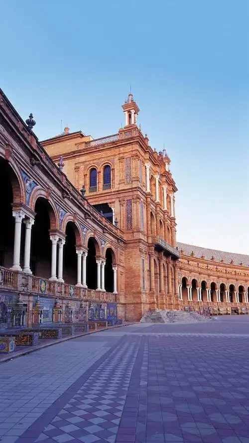 到处洋溢着热情和繁荣的景象,城中有许多历史建筑,还有各种各样独特