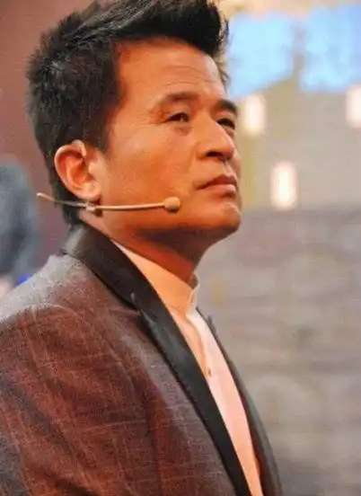 63岁毕福剑现身商演捞金与美女同台搭档身材浮肿大变样