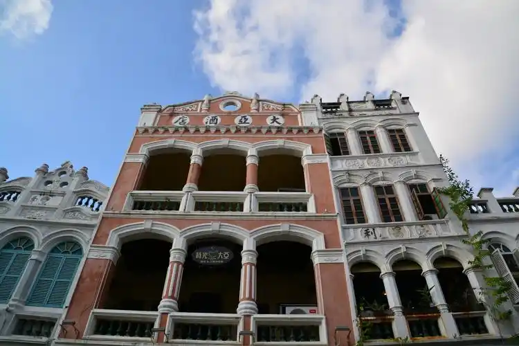 典型的南洋风格的建筑,在中山路上随处可以寻觅.