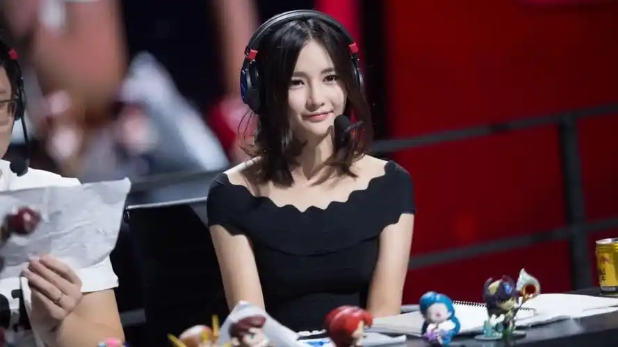 就拿lol板块的miss来说,虽然她基本已经退出游戏圈了,但当时为了签约