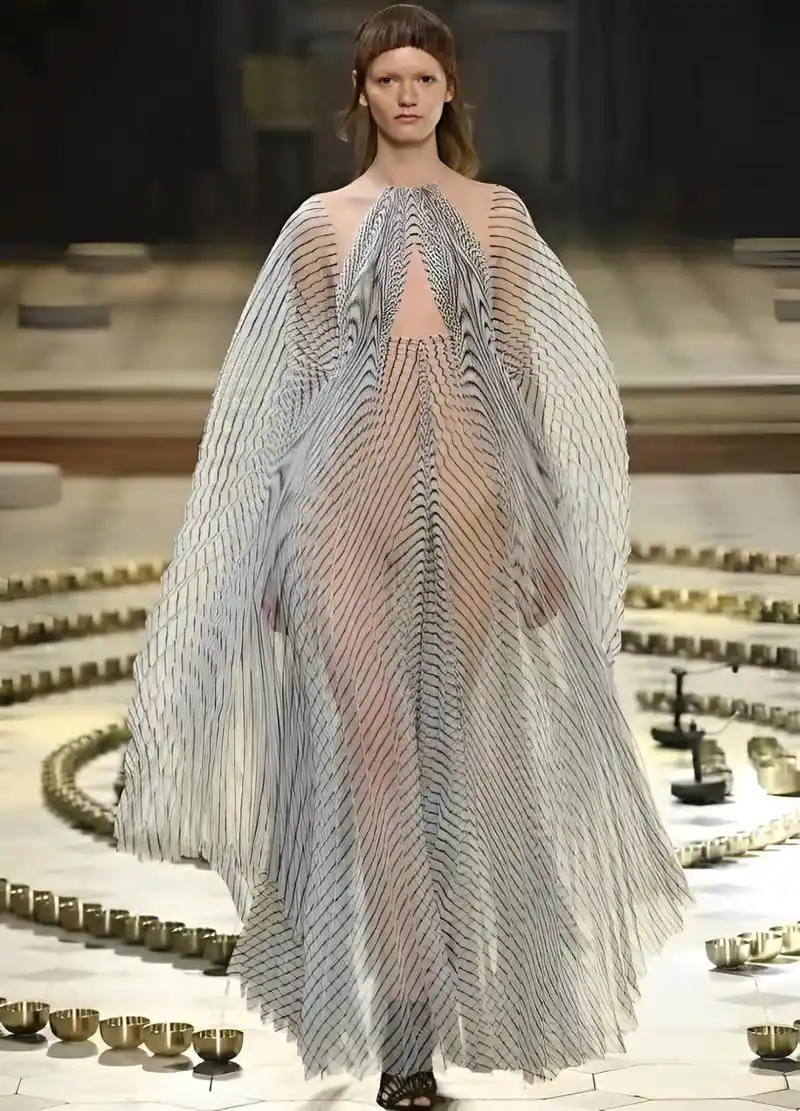 2016年巴黎秋冬高级定制时装秀上,模特们不穿内衣走秀,着实让人大吃一