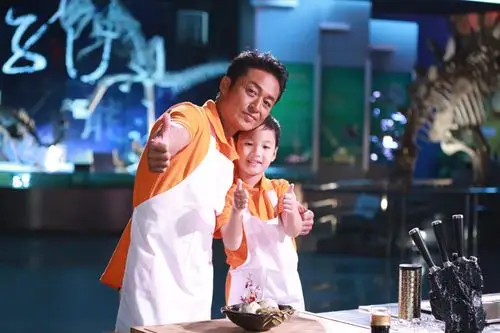 《加油小当家》首播 "爱拼妈妈"翁虹被水浇