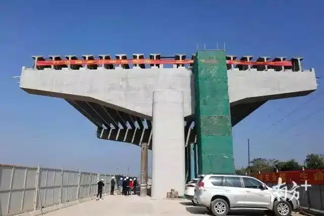 大规模应用先张工字梁技术,即公路主线高架桥不采用常规的门架式桥墩