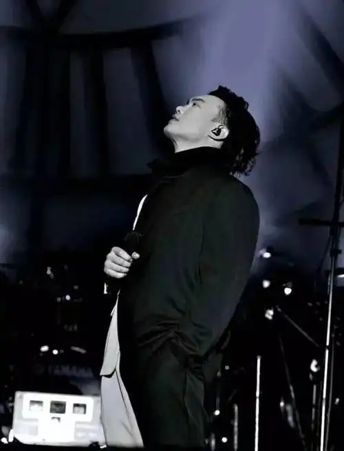 陈奕迅在线演唱会只唱五首歌虽然短延长的却是港乐的生命