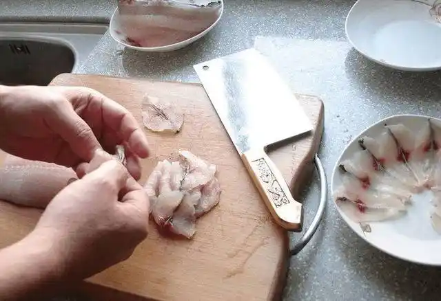 草鱼这样做,不用煎,不用煮,一点也不腥特别鲜嫩,5斤鱼不够吃