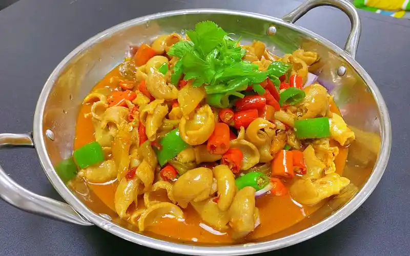 活动  湖南"干锅肥肠"特色做法,麻辣鲜香,回味悠长,看着都吞口水!