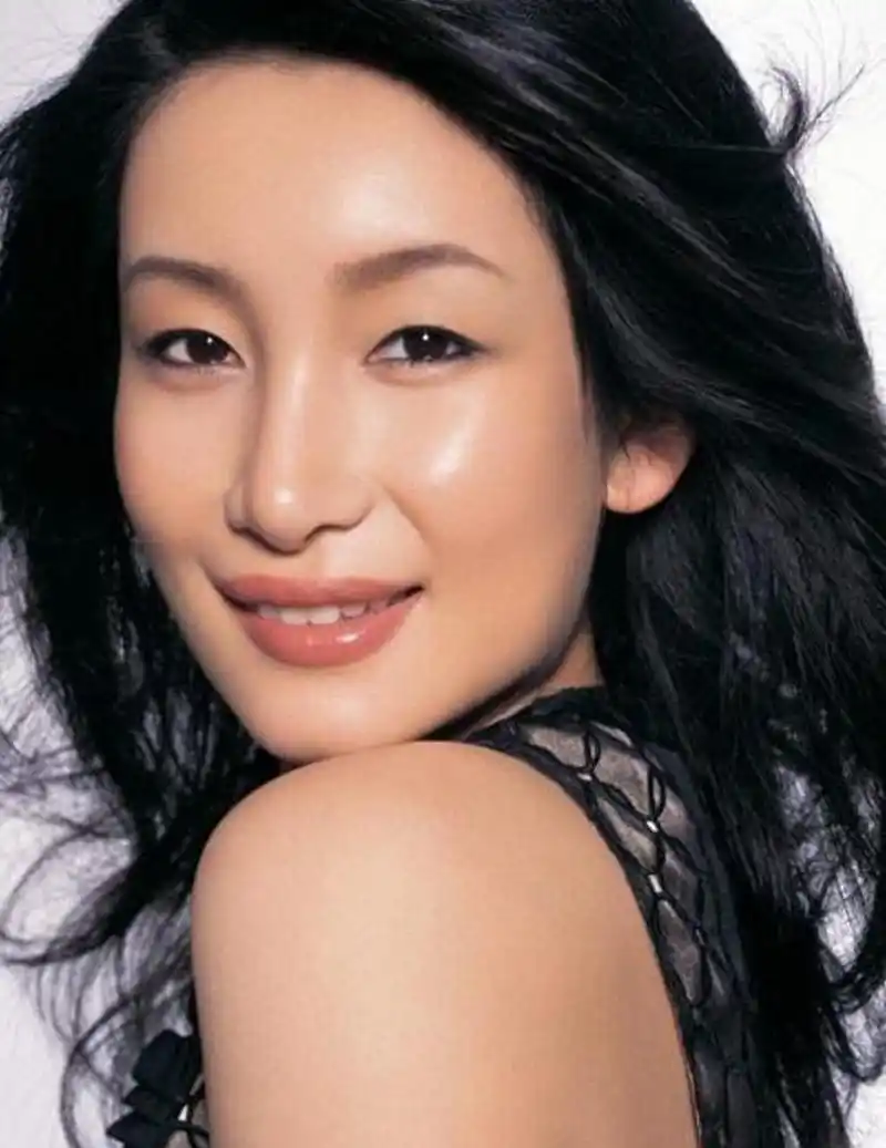 秦海璐单眼皮时也很有特色,后来因为倒睫不得已才做了双眼皮