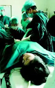 帅哥变性成美女续:男友否认自己是同性恋者