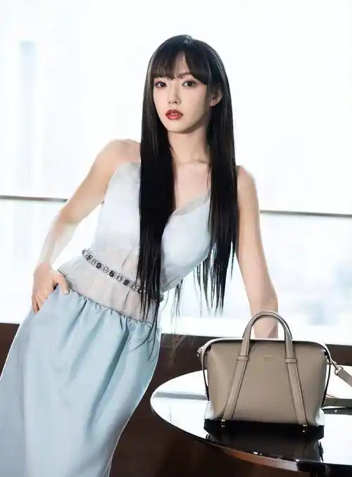 人间芭比程潇上围丰满傲人被称奶潇已活成一个笑话