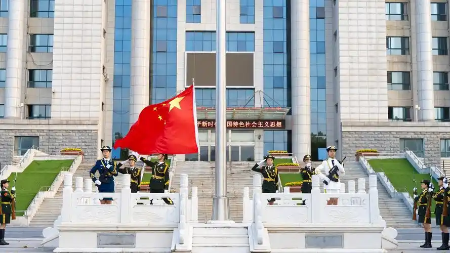 我校举行迎国庆升国旗仪式