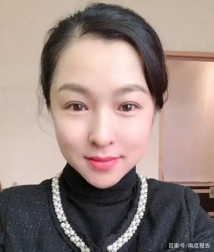 她来自北京人艺,演过"韩春燕"和"娄晓娥",爱话剧胜过影视剧