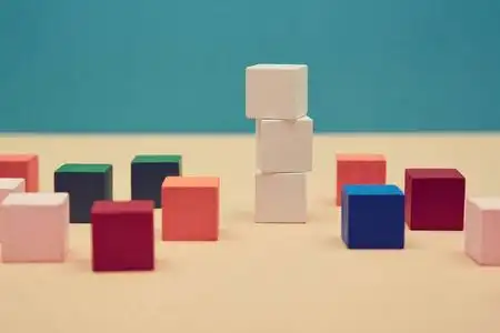 创意设计的空方块堆栈.散落的五颜六色的方块,放文字的地方照片