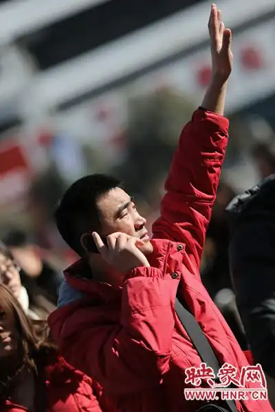 "一位旅客向同伴招手示意.