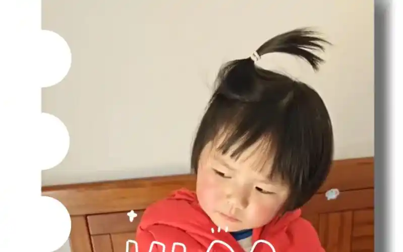 接受爸爸训话的冲天辫娃娃