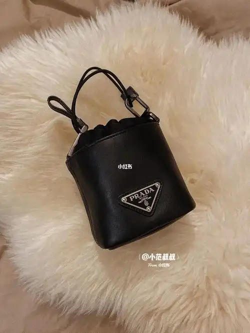 prada纯黑mini小水桶包