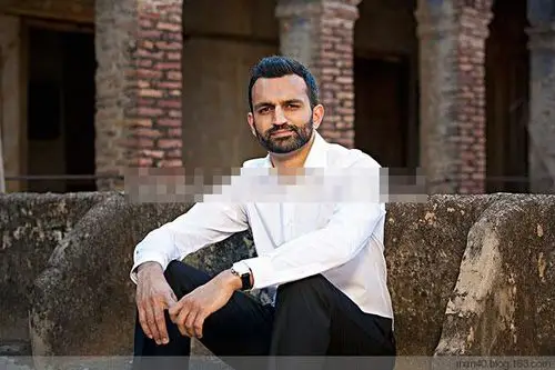 高大魁梧,大胡子的巴基斯坦男子