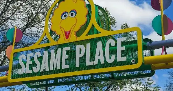 表示说,他陆续看到其他人在网络上发布的视频,显示芝麻街乐园(sesame