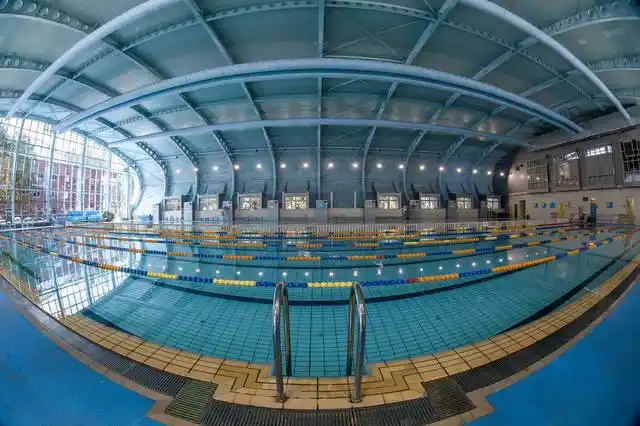 还有英姿飒爽的游泳队小哥哥们