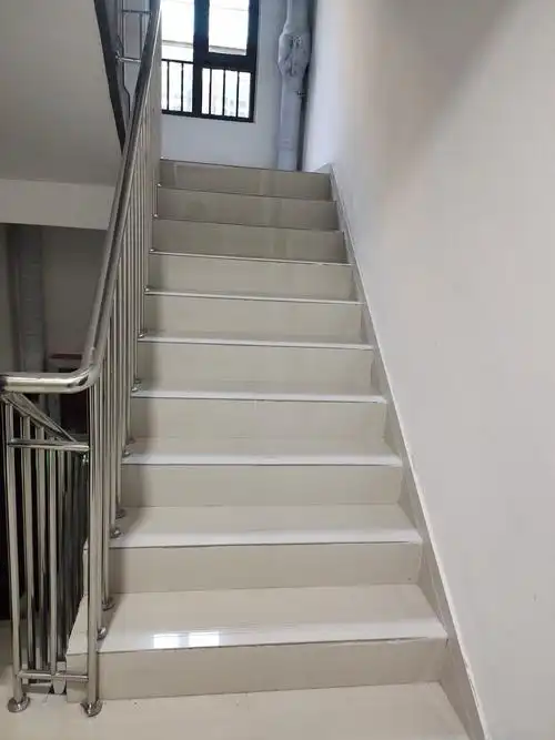 1/ 12 小区绿化和外立面 入户楼道 楼梯和管道井 楼梯 小区外景 电梯