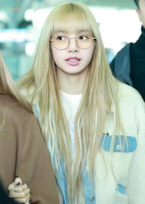 blackpink成员lisa现身机场,脸色暗淡无光仿佛老了10岁!