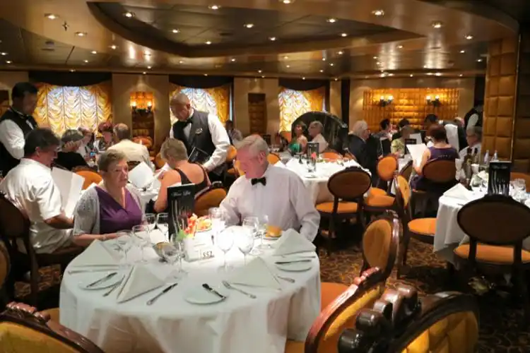 今天到西餐厅的人特别多.