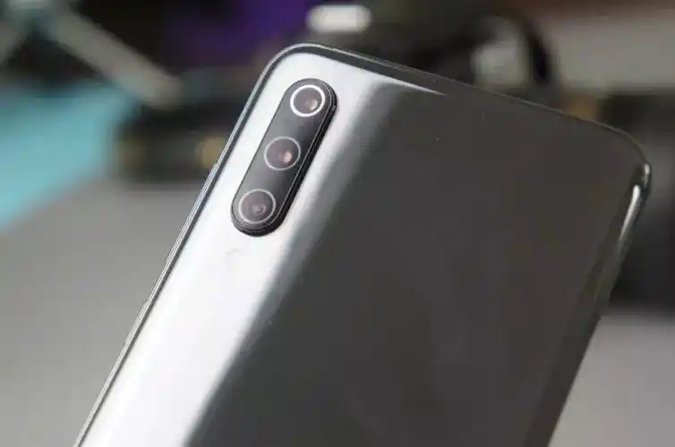 小米9另外两颗摄像头配置的是1200万像素长焦镜头 1600万像素的超广角