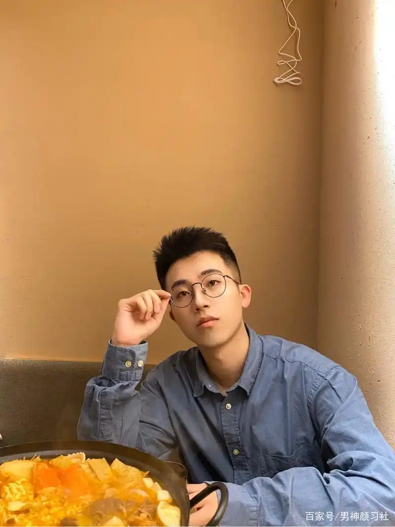 男生戴眼镜有多帅?提升颜值增添气质,更加吸引人注意