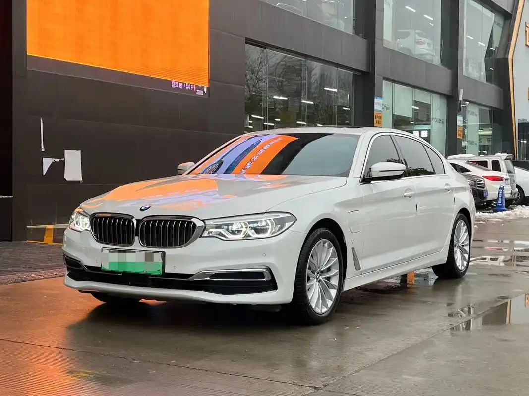 19年宝马530le.[白色混动530现车在店 19年宝马5 - 抖音