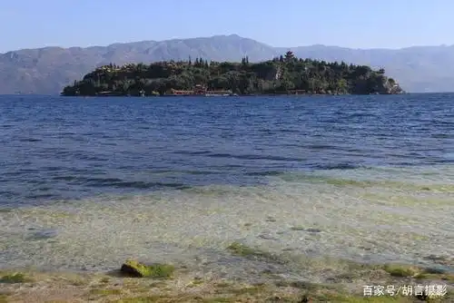 云南第一岛玉溪抚仙湖水中孤山的秋水秋色