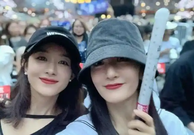 谢娜赵丽颖合照##原来赵丽颖也喜欢蹦迪