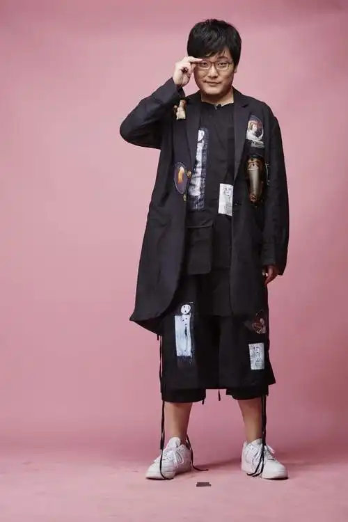 王建国,辽宁盘锦人,因参加《脱口秀大会》一炮而红.