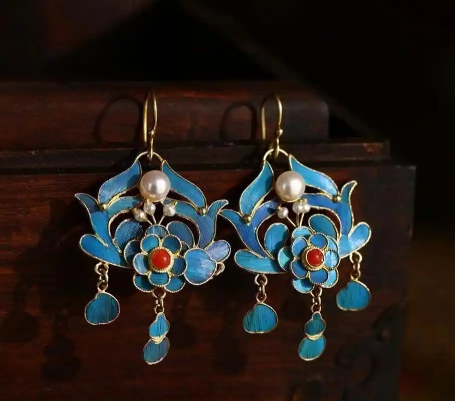 78用点翠工艺制作出的首饰,光泽感好,色彩艳丽 78点翠工艺的发展