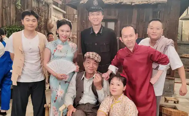 不过在容晖的婚礼现场大家好像没有发现郑钤丹的身影