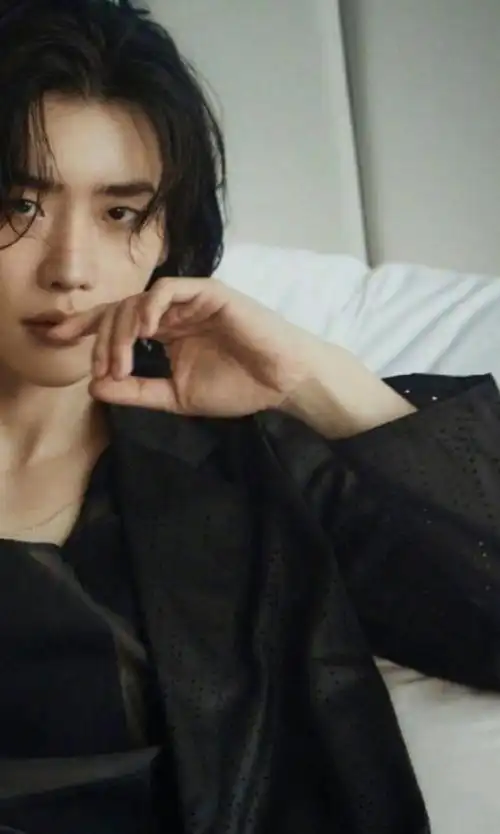 《魔女2》预计将在2021年年内上映,期待李钟硕在新片中的表现,也祝该