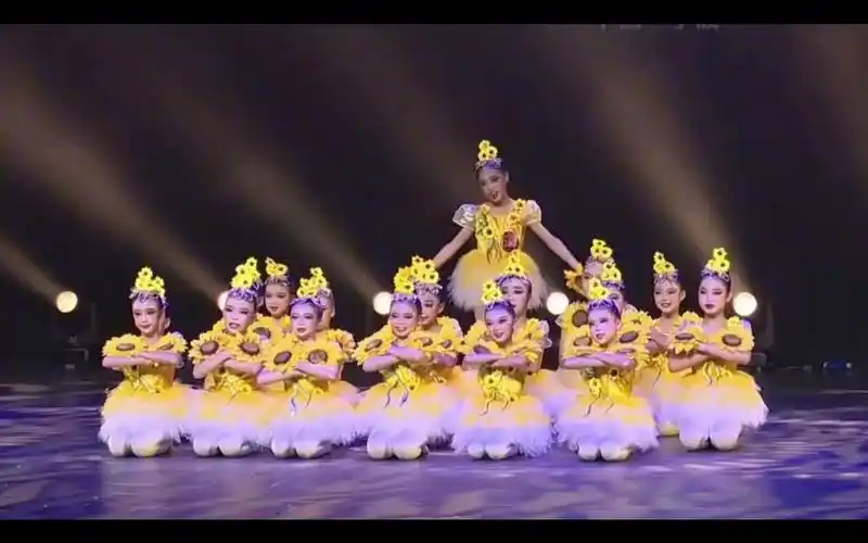 六一红色主题舞蹈《吃水不忘挖井人》幼儿园大班舞蹈 幼儿园六一集体