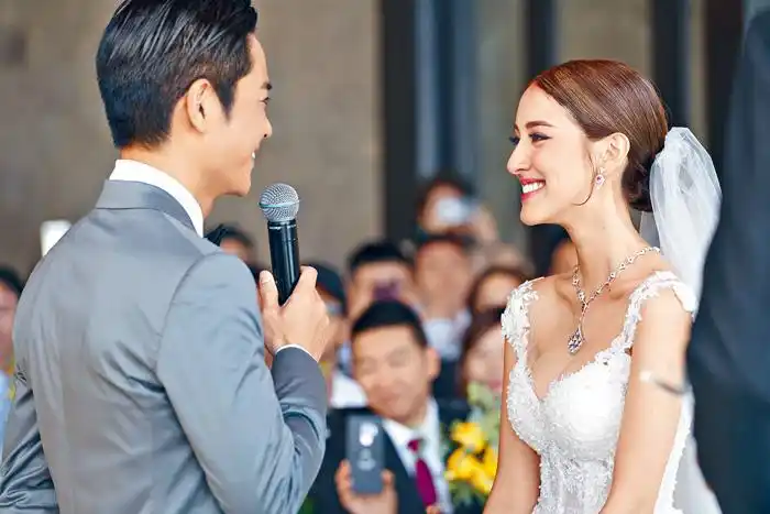 郑嘉颖陈凯琳完婚喜极而泣