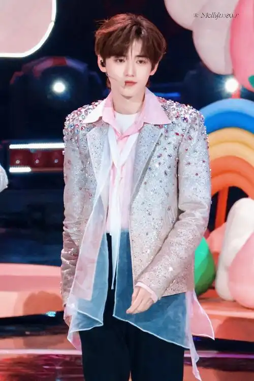 宋亚轩 二十撷彩行舟漫海##宋亚轩舞台上好憔悴##今日星拍放送