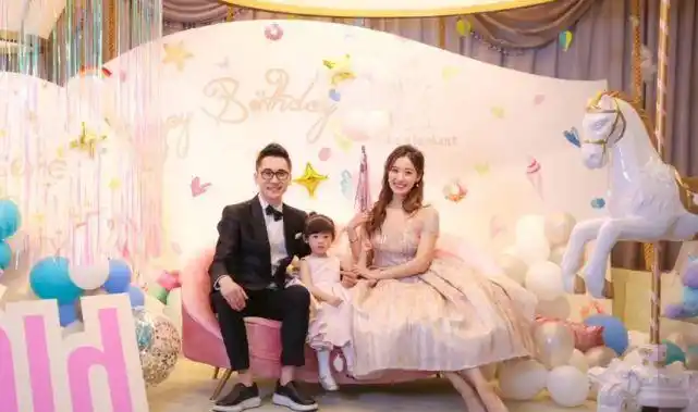 司雯嘉的老公是《动感101》的主播高山峰,早在2014年的时候,两人就