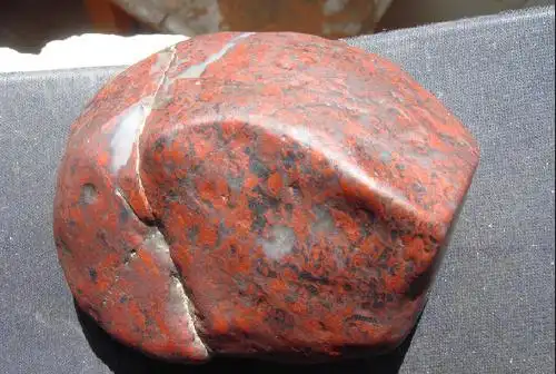 拍卖清代巴林鸡血石原石收取前期费用最低的是哪家公司