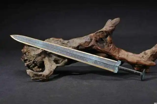 古墓出土神剑滴血认主现代科技竟无法复制只允许国内展出